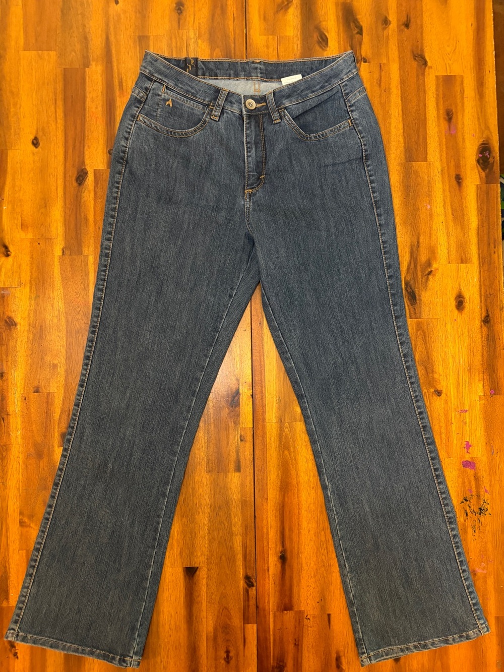 ClassicWrangler Aura  Women's Straight-Leg Jeans in Dark Blue
